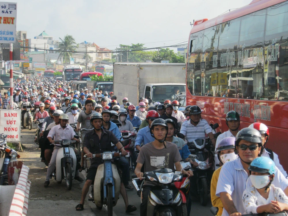 Kẹt xe nghiêm trọng trên quốc lộ 13